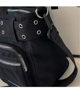 Vue détaillée du sac en toile punk noir avec œillets métalliques argentés et fermetures éclair