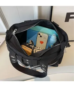 Vue intérieure du cabas en toile noire montrant sa grande capacité pour iPad et accessoires