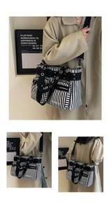Détail d'un sac utilitaire en toile à rayures noires et blanches avec multi-poches