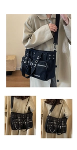 Détails d'un sac bandoulière en toile noire avec poches tactiques et chaînes argentées