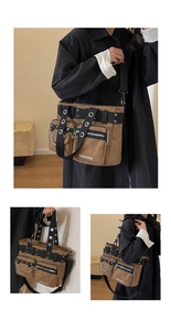 Détail d'un sac cabas en toile marron avec rivets, chaînes métalliques et style punk chic