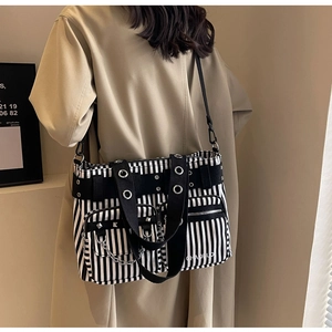 Détails du sac punk en toile avec chaîne en métal et rivets à rayures noires et blanches