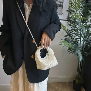Sac bandoulière élégant en perles blanches avec détail lune dorée et bandoulière