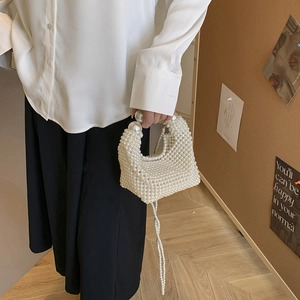 Sac à main élégant en perles tressées avec bandoulière et grandes perles décoratives