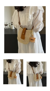 Détail du sac bandoulière en paille avec lanière en cuir marron et pompon décoratif
