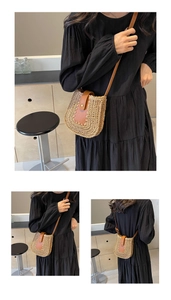 Vue détaillée du sac en paille avec rabat en cuir et boucle magnétique dorée brillante