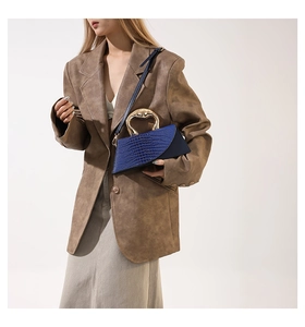 Détail du sac bleu roi embossé crocodile avec poignée artistique en métal doré