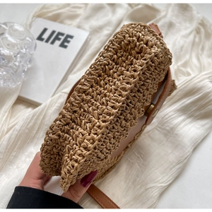 Gros plan sur la texture en paille tressée avec lanière en cuir et fermoir aimanté