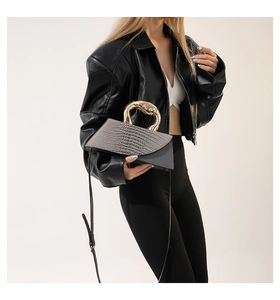 Détail du sac en cuir gris croco avec une poignée sculpturale dorée unique