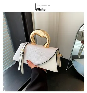 Détail du cuir blanc motif crocodile et de la poignée dorée irrégulière distinctive