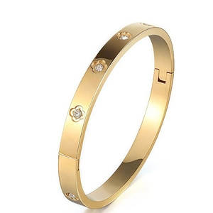 Bracelet jonc en acier titane doré avec trèfles ciselés et texture brossée chic