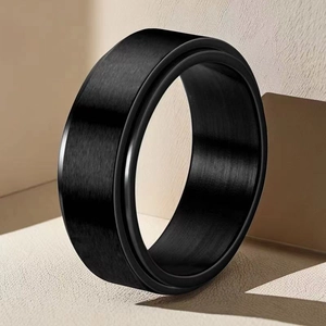 Dettaglio dell'anello largo in acciaio inossidabile nero spazzolato con bordo a gradini