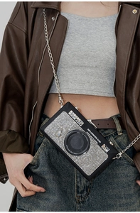 Dettaglio borsa a tracolla a forma di fotocamera con strass argento e catena in metallo