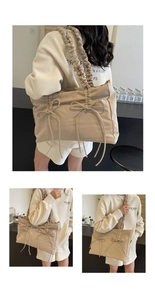 Detail van beige draagtas met geplooide banden en decoratieve strikjes met koord