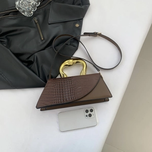 Sac asymétrique marron avec poignée dorée ondulée et cuir texture crocodile