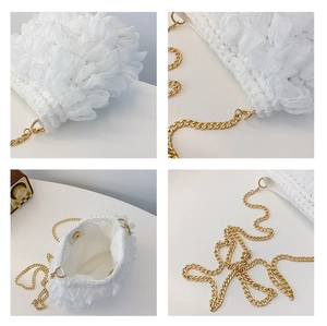 Détails du sac crochet blanc avec volants en organza et bandoulière chaîne dorée