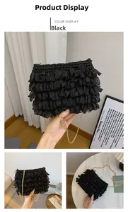 Détail du sac bandoulière en mesh noir plissé avec sa fine bandoulière chaîne dorée