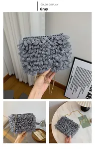 Détail du sac plissé en mesh gris montrant la texture et la fine chaîne dorée