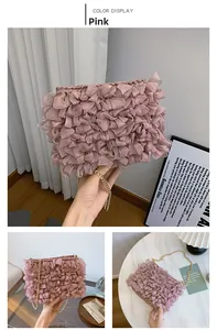 Détail du sac à volants en maille rose avec bandoulière en chaîne dorée élégante