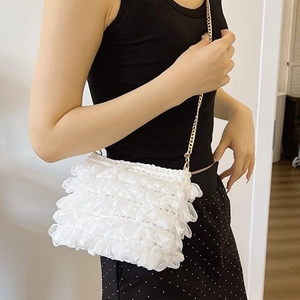 Sac à bandoulière chic en maille blanche à volants avec chaîne dorée pour un style doux