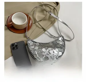 Vue détaillée du sac croissant à paillettes argentées montrant sa taille mini