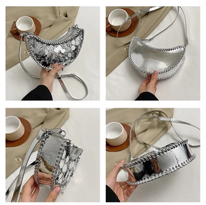 Vue détaillée du sac lune à paillettes argentées avec bordure en chaîne métallique tressée