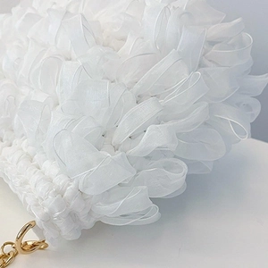 Sac bandoulière nuage en organza plissé blanc chic avec élégante bandoulière chaîne dorée
