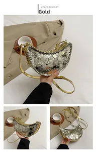 Détails de la texture des paillettes dorées sur ce sac hobo chic en forme de lune