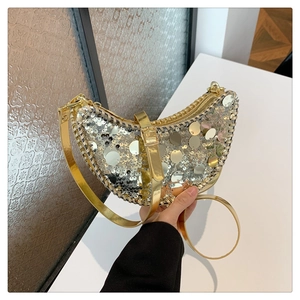 Détail d'un sac demi-lune à paillettes avec chaîne dorée et texture brillante