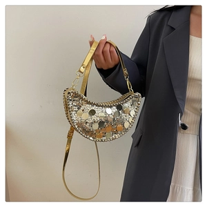 Détail du sac croissant à paillettes dorées et argentées avec bandoulière chaîne