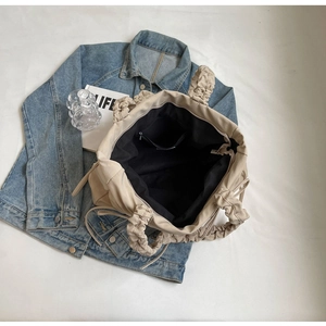 Platliggend beeld van de binnenkant met ritsvak in een geplooide nylon tote bag