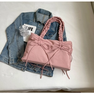 Roze geplooide shopper met strik gepresenteerd met lifestyle decoratie-items
