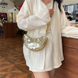 Sac bandoulière en forme de lune avec paillettes dorées et fine lanière en cuir