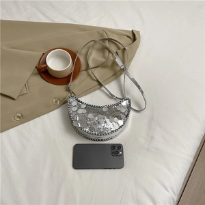 Sac bandoulière demi-lune à paillettes argentées scintillantes avec détail de chaîne