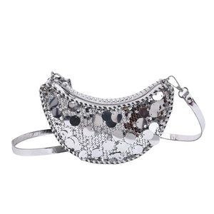 Sac croissant à paillettes argentées chic avec bandoulière et surface réfléchissante