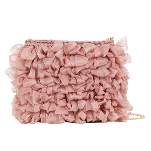 Sac bandoulière chic en tissu plissé rose avec une fine bandoulière chaîne dorée