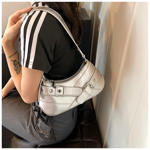 Détail du sac sous le bras de motard argenté avec œillets métalliques et boucles