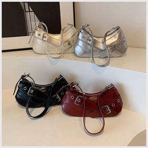 Sacs portés épaule Y2K en blanc, argent, noir et rouge avec détails de boucles