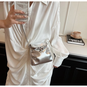Sac bandoulière argenté brillant avec fermoir vintage et chaîne en métal élégante