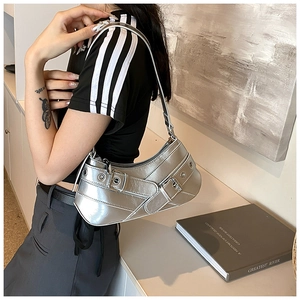 Détail du sac bandoulière argenté Y2K avec lanières à boucles et finitions chromées