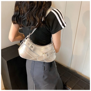Détail du sac à bandoulière argenté Y2K avec boucles de ceinture et œillets décoratifs