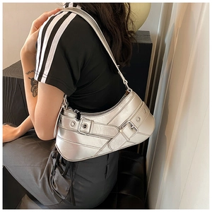 Détails du sac à bandoulière argenté Y2K avec boucles métalliques et œillets