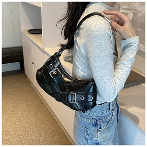 Vue détaillée du sac sous l'aisselle noir avec boucles argentées et style punk