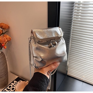 Détail du mini sac bandoulière argenté brillant avec fermoir vintage et chaîne