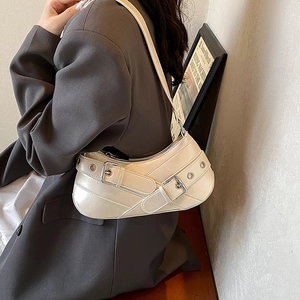 Sac sous le bras crème en similicuir avec double boucle et ferrures argentées