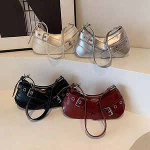 Sacs baguette Y2K style motard en noir, rouge, argent et blanc avec boucles métal