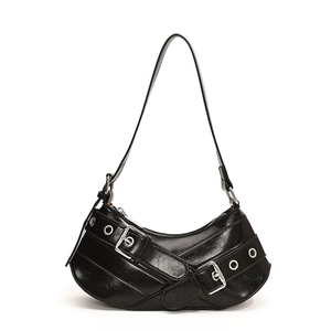 Sac baguette noir Y2K en cuir brillant avec boucles métalliques de style rétro