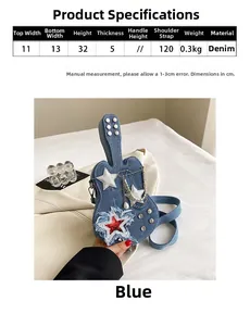 Dettaglio borsa a tracolla in denim a forma di chitarra con stelle glitter e catene