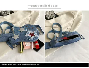 Dettaglio borsa a tracolla a forma di chitarra in denim con stelle di paillettes e borchie