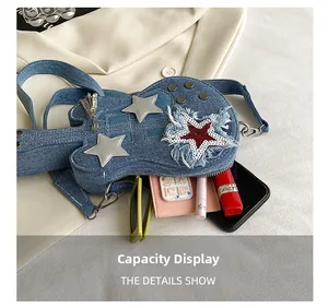Vista dettagliata della capienza di una borsa a tracolla in denim a forma di chitarra